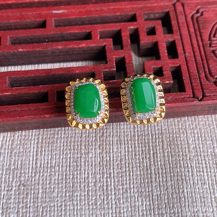 天然A货翡翠18K金伴钻镶嵌满绿马鞍耳钉 
尺寸7.6-4.8mm 重量2.36g 0331
