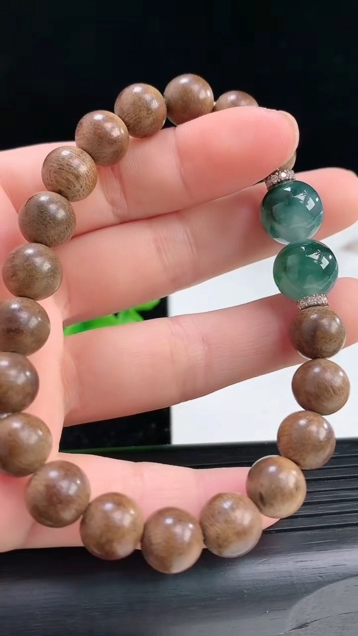 天然A货翡翠飘花檀香圆珠手串尺寸11重量:72.94g4月3日
工厂直销收藏佳品,种好水足，色泽均匀，有种有色，上手高大气！