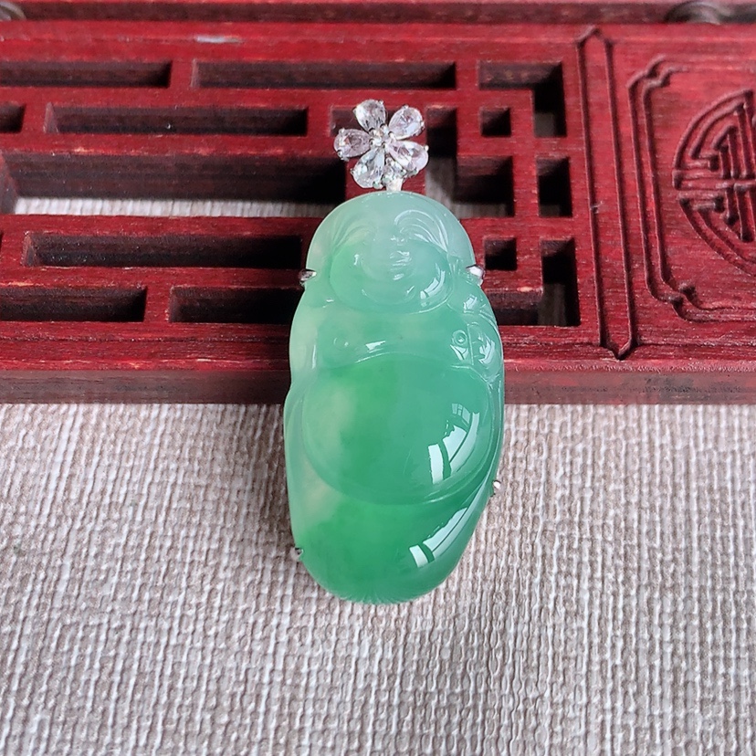 天然A货翡翠18K金伴钻镶嵌满绿逍遥佛吊坠 
尺寸36-28.5-15.5-8.5mm 重量7.58