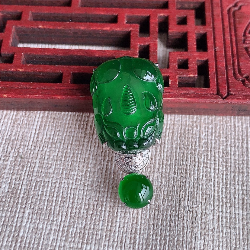 天然A货翡翠18K金伴钻镶嵌满绿招财貔貅吊坠 
尺寸31.2-21-15.3-9.8mm 重量4.5