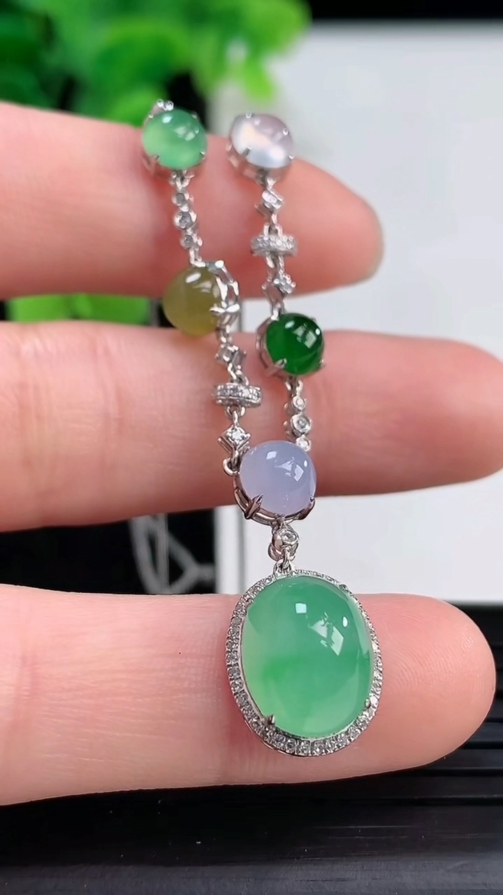 天然A货翡翠蛋面吊坠尺寸12.4-10.3-8.7裸石10.5-8.2重量:5.45g
4月3日