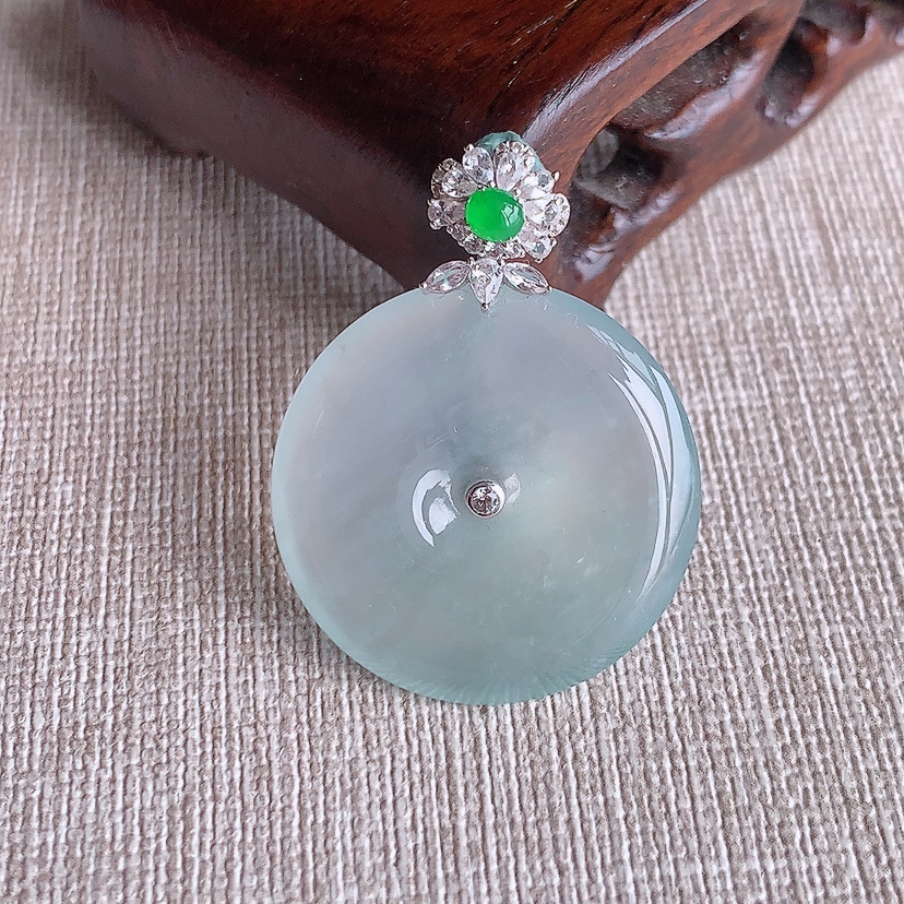 天然A货翡翠18K金伴钻镶嵌晴水平安扣吊坠 
尺寸35-26.5-4.8mm 重量8.45g 0331