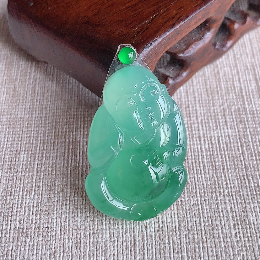 天然A货翡翠满绿逍遥佛镶嵌件 
尺寸31.7-20.7-6.6mm 重量8.48g 0331