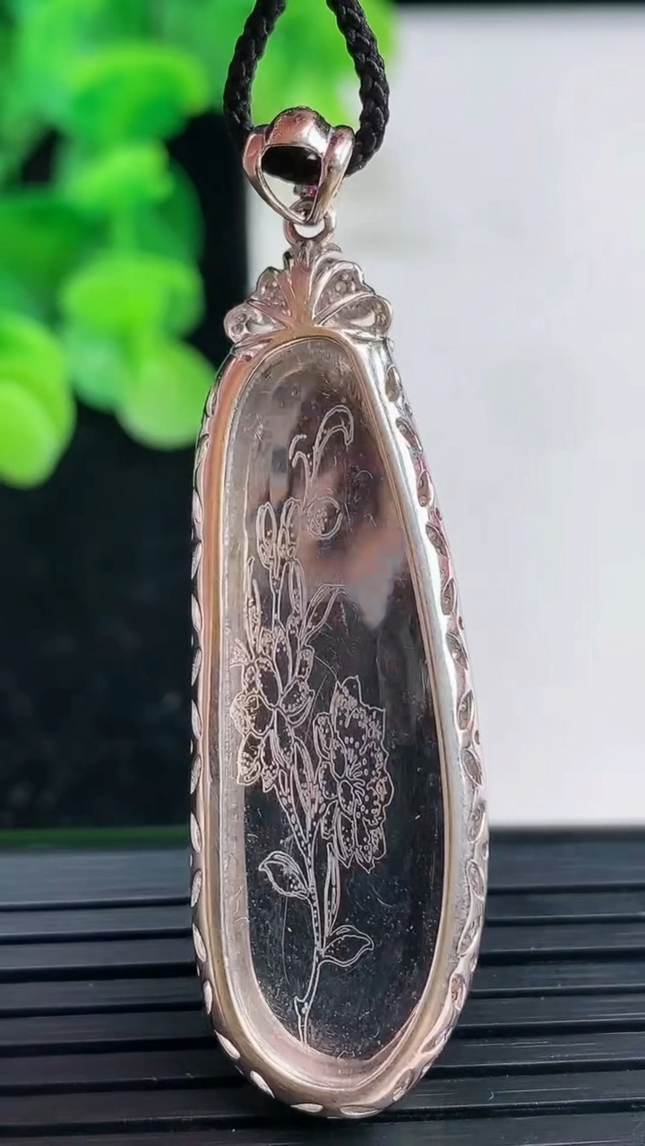 天然A货翡翠福豆吊坠尺寸54.9-15.8-8.3裸石40.8-13重量:8.96g
4月3日