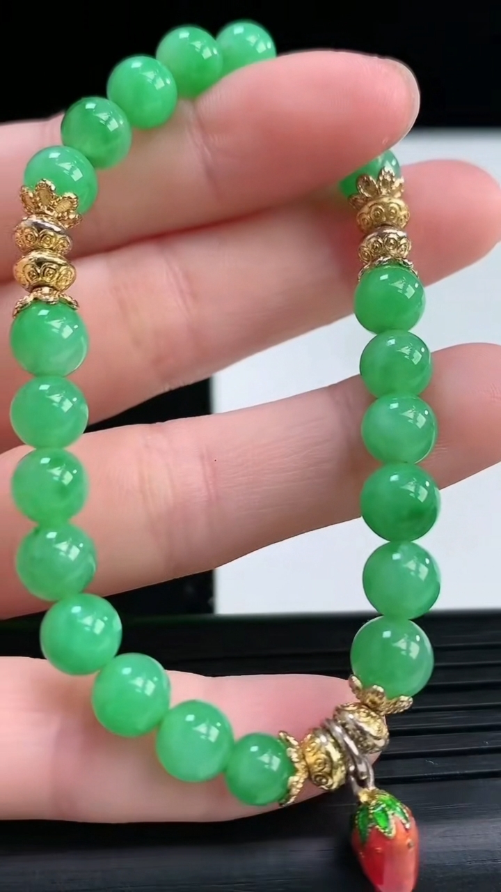 天然A货翡翠圆珠手串尺寸6.6-19颗重量:14.44g4月3日
工厂直销收藏佳品,种好水足，色泽均匀，有种有色，上手高大气！
