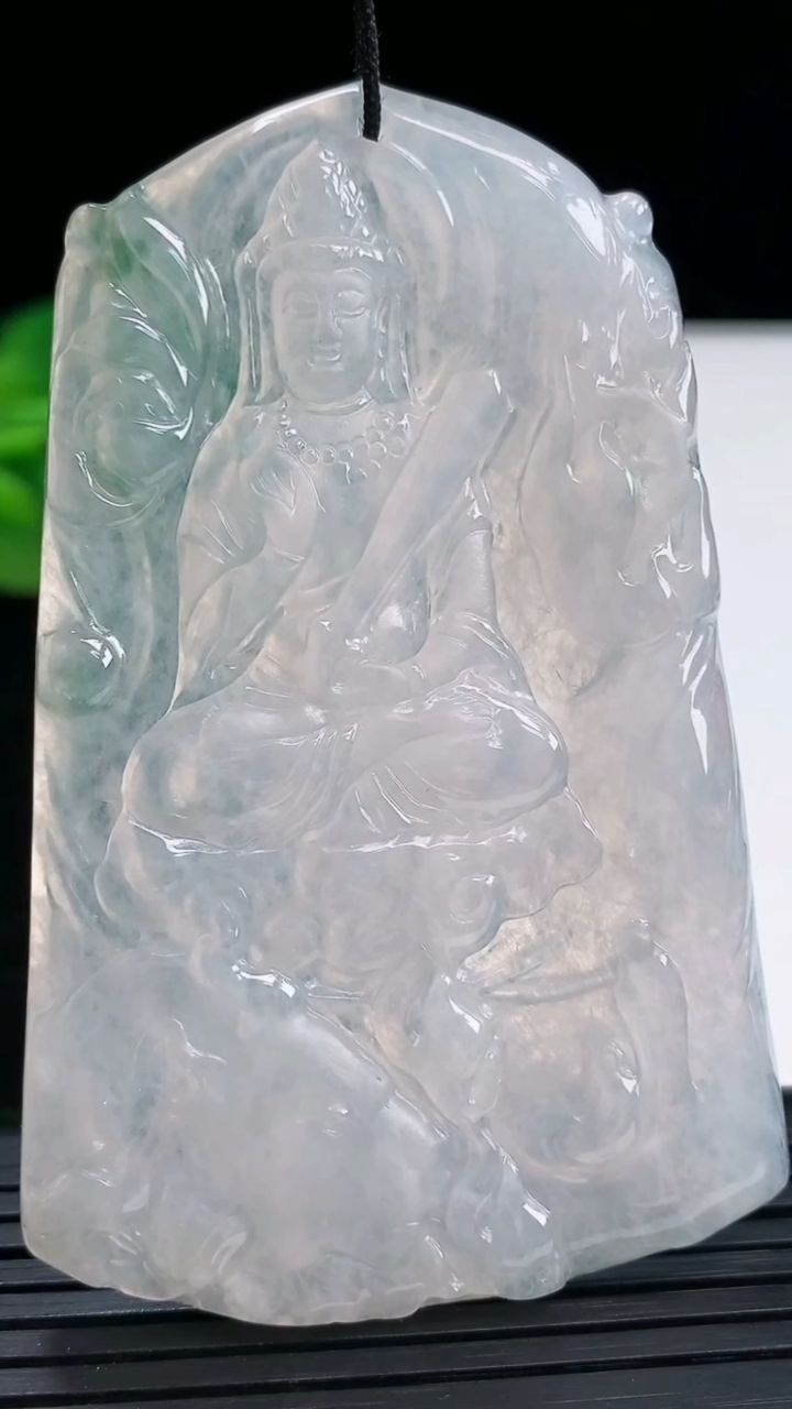 天然A货翡翠飘花文殊菩萨吊坠尺寸71.9-46.4-4.5重量:35.16g
4月3日