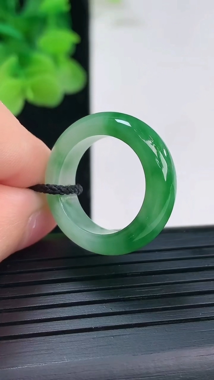 天然A货翡翠指环戒指尺寸16.5-6.3-3.6重量:4.18g2026年4月3日
工厂直销收藏佳品,种好水足，色泽均匀，有种有色，上手高大气！