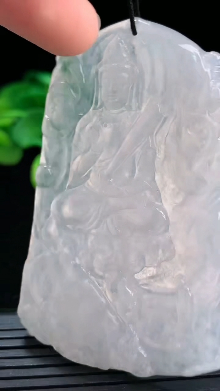 天然A货翡翠飘花文殊菩萨吊坠尺寸71.9-46.4-4.5重量:35.16g
4月3日