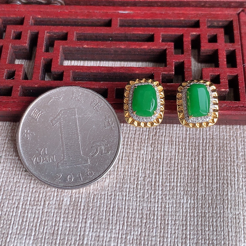 天然A货翡翠18K金伴钻镶嵌满绿马鞍耳钉 
尺寸7.6-4.8mm 重量2.36g 0331