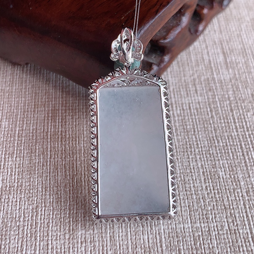 天然A货翡翠18K金伴钻镶嵌白冰白月光无事牌吊坠 
尺寸40-17.6-7.5裸石26.3-14.8