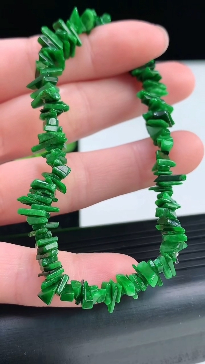 天然A货翡翠原石手串尺寸5.7-3.3-1.2重量:9.84g4月3日
工厂直销收藏佳品,种好水足，