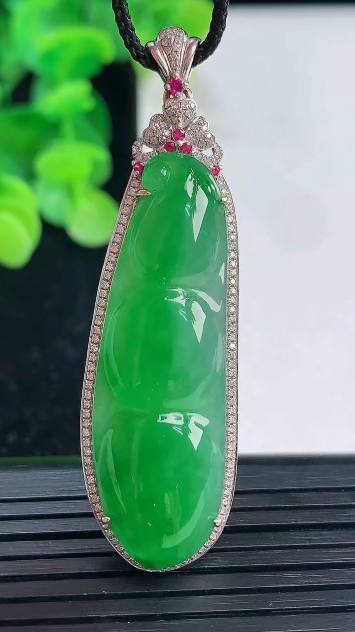 天然A货翡翠福豆吊坠尺寸54.9-15.8-8.3裸石40.8-13重量:8.96g
4月3日