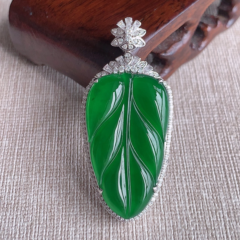 天然A货翡翠18K金伴钻镶嵌满绿叶子金枝玉叶吊坠 
尺寸46.3-21-9裸石32-18.5mm 重