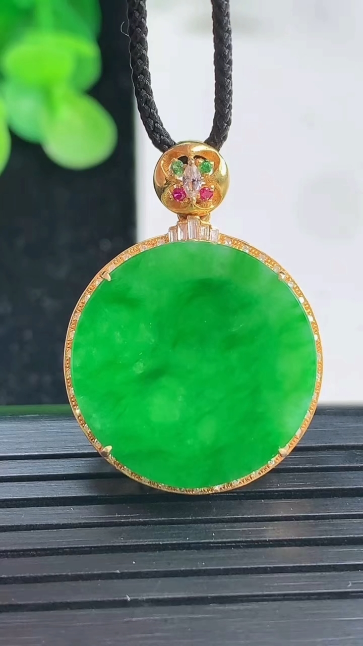 天然A货翡翠无事牌吊坠尺寸29.2-22-6.9裸石19.9重量:4.96g
4月3日