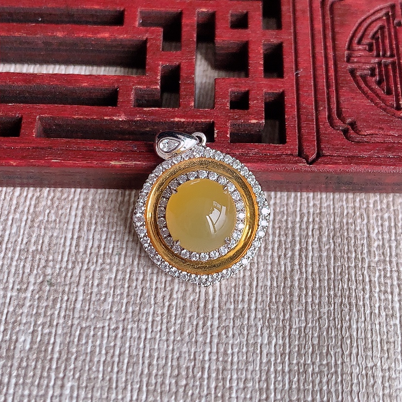 天然A货翡翠18K金伴钻镶嵌黄翡蛋面吊坠 
尺寸21.3-16.2-6.6裸石8.3-7.8mm 重