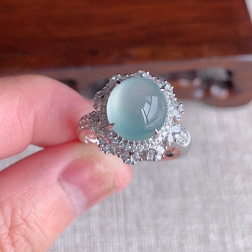 天然A货翡翠18K金伴钻镶嵌晴水蛋面戒指 圈口17.5裸石
尺寸10.2-9mm 重量5.28g 0