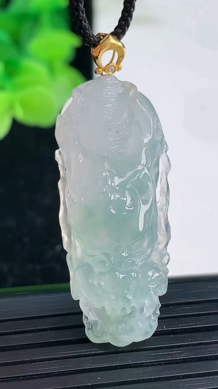 天然A货翡翠龙牌吊坠尺寸37.4.-15.5-8.3重量:8.11g
4月3日