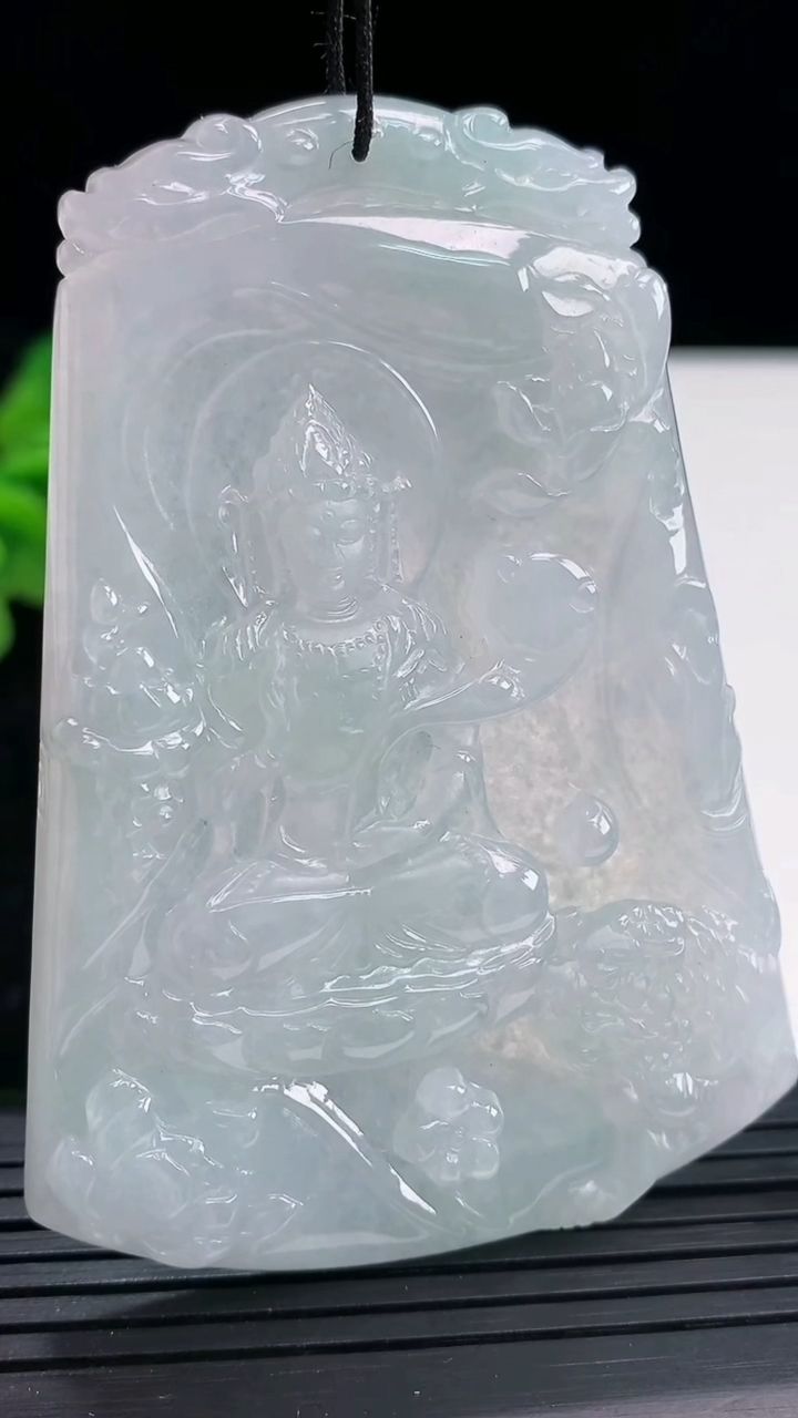 天然A货翡翠飘花文殊菩萨吊坠尺寸72.3-51-5.7重量:42.90g
4月3日