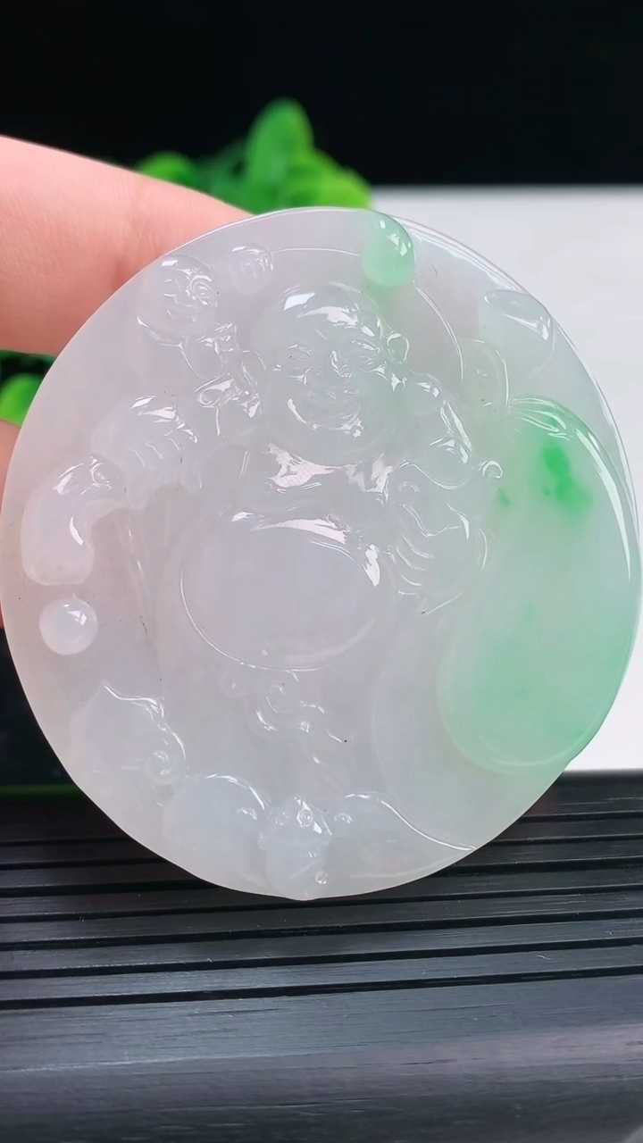 天然A货翡翠布袋佛吊坠尺寸55-51.5-8.7重量:48.13g
4月3日