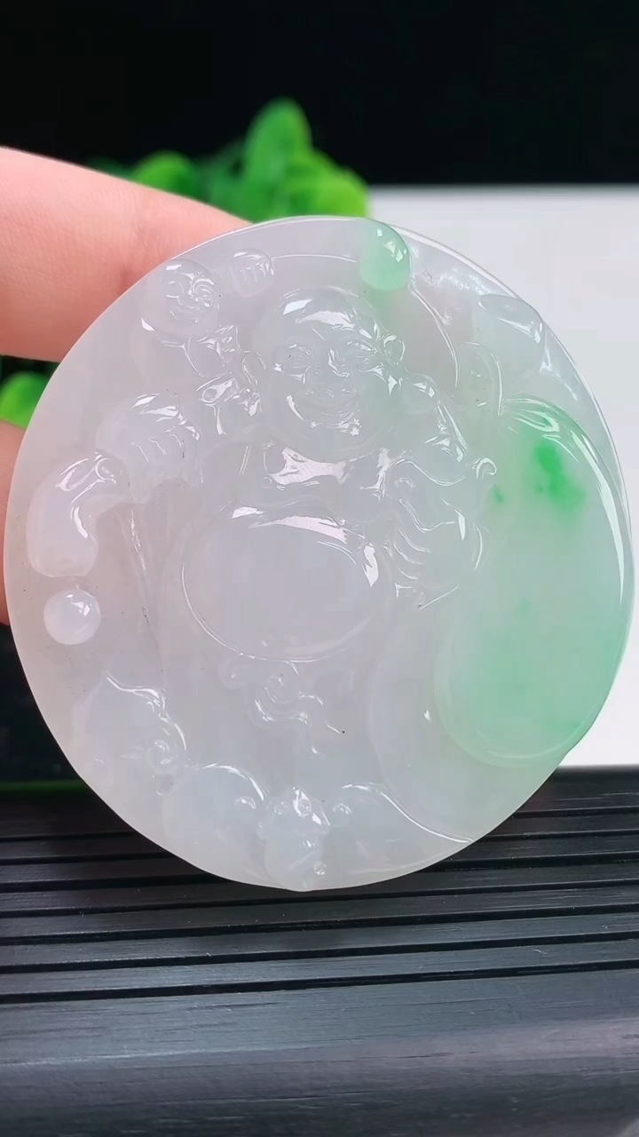 天然A货翡翠布袋佛吊坠尺寸55-51.5-8.7重量:48.13g
4月3日