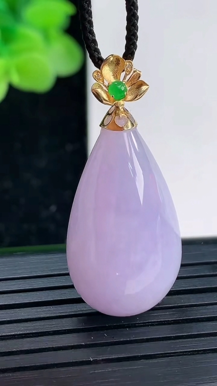 天然A货翡翠18K金紫罗兰水滴吊坠尺寸35.5-15.9-10.3重量:7.16g
4月3日