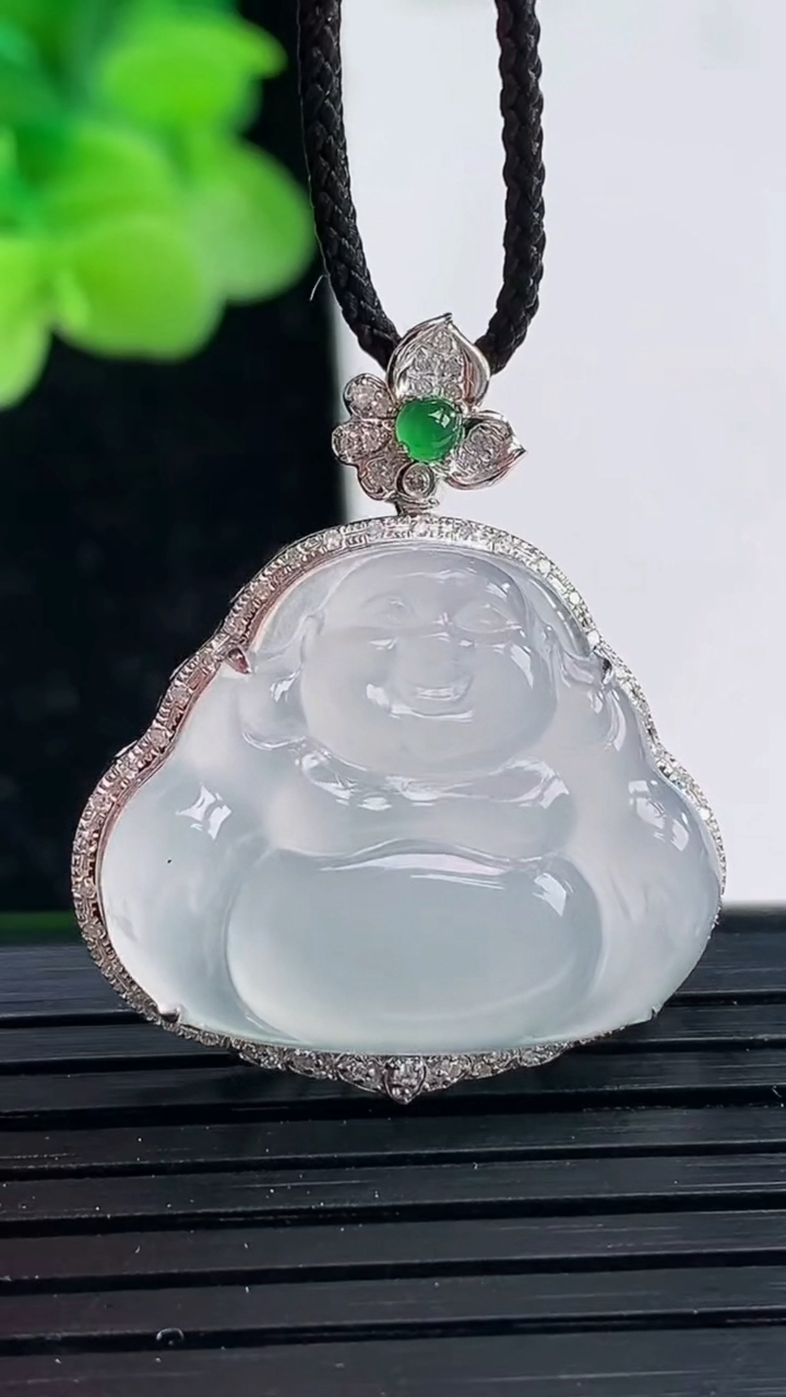 天然A货翡翠种白冰佛公吊坠尺寸29.8-25.5-8.6裸石19.3-23.4重量:4.21g
4月3日