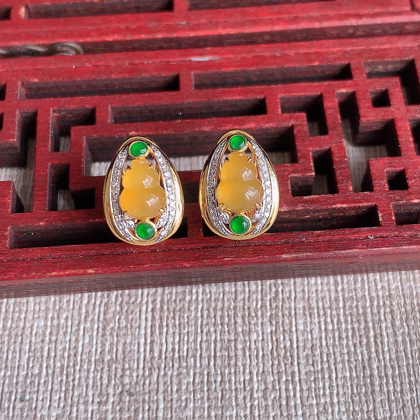 天然A货翡翠18K金伴钻镶嵌黄翡葫芦耳坠 
尺寸6.6-5.3mm 重量3.15g 0331