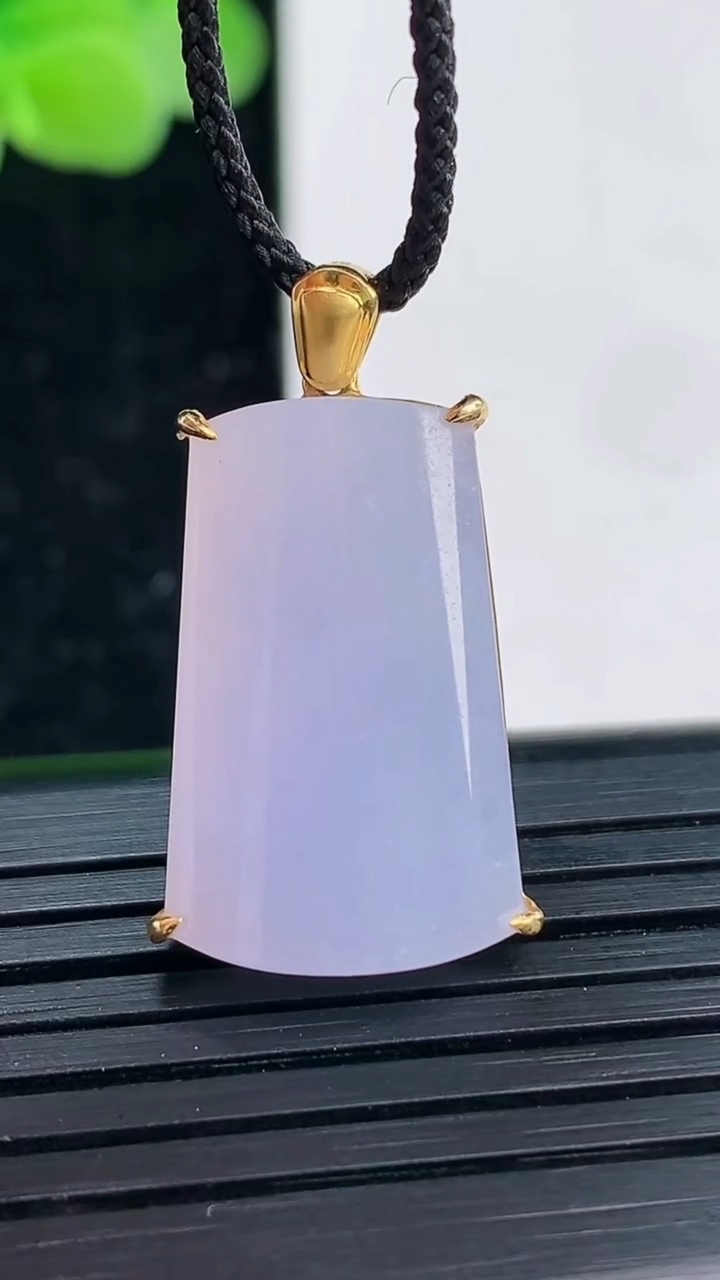 天然A货翡翠18K金紫罗兰无事牌吊坠尺寸21.5-13.3-5.7重量:4.11g
4月3日