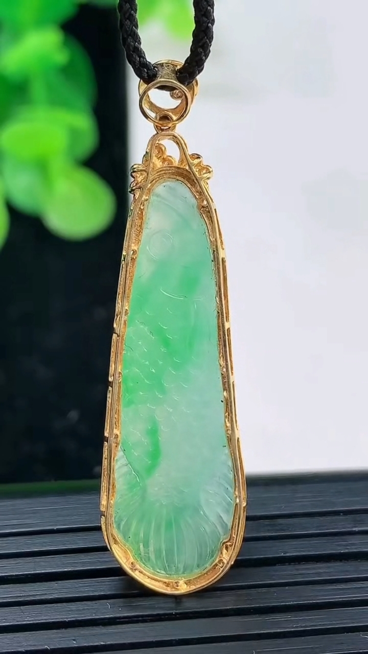 天然A货翡翠年年有余吊坠尺寸43.6-11.9-6.2裸石34.2-10.5重量:3.71g
4月3日