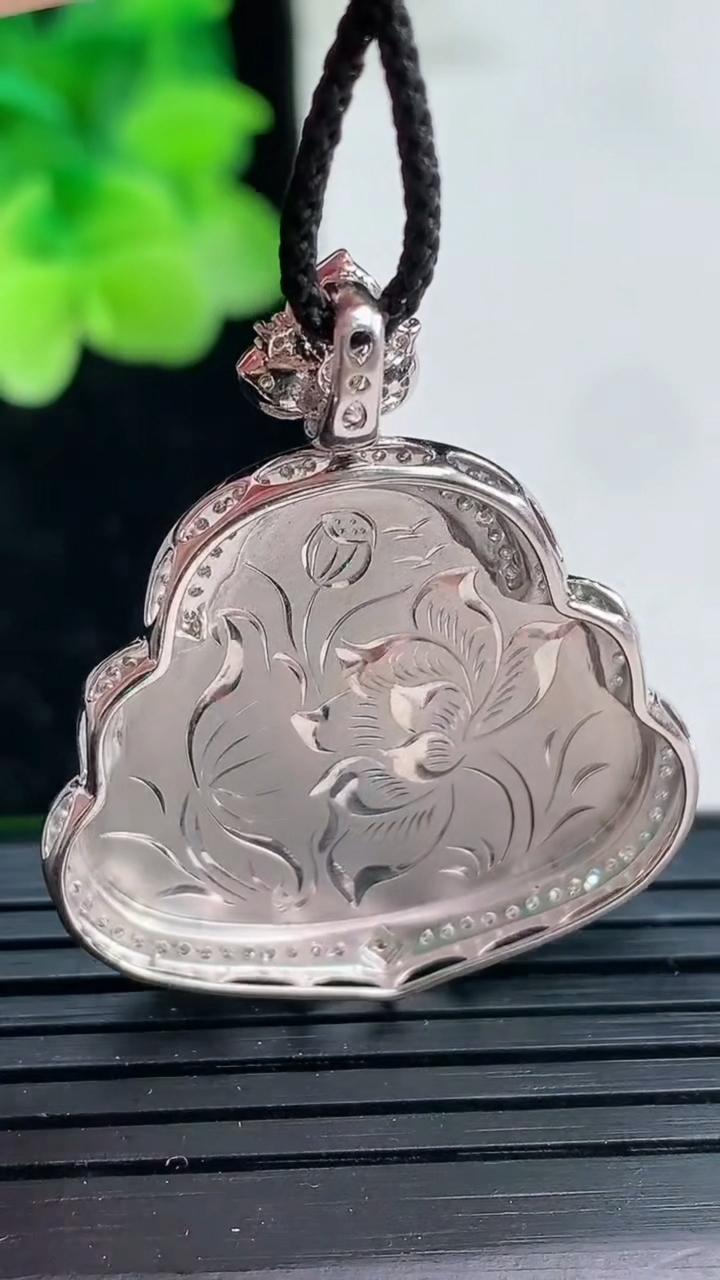 天然A货翡翠佛公吊坠尺寸35.1-29.9-7裸石23-26.6重量:6.66g
4月3日