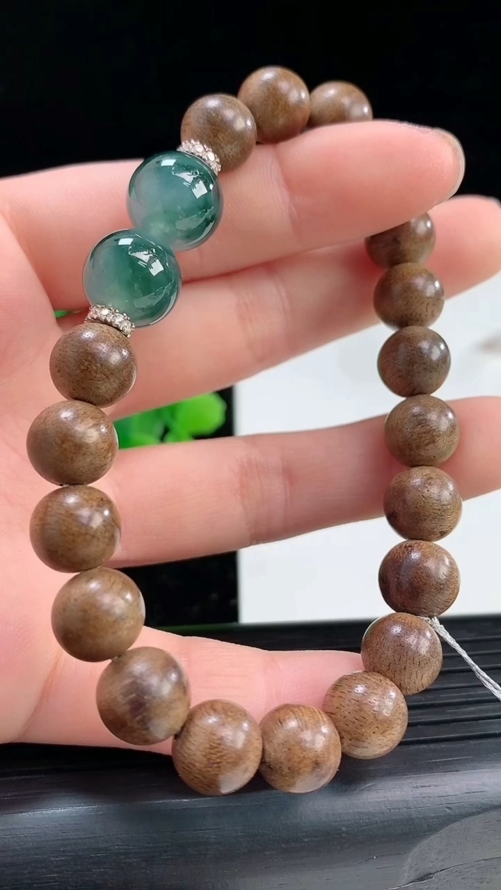 天然A货翡翠飘花檀香圆珠手串尺寸11重量:72.94g4月3日
工厂直销收藏佳品,种好水足，色泽均匀