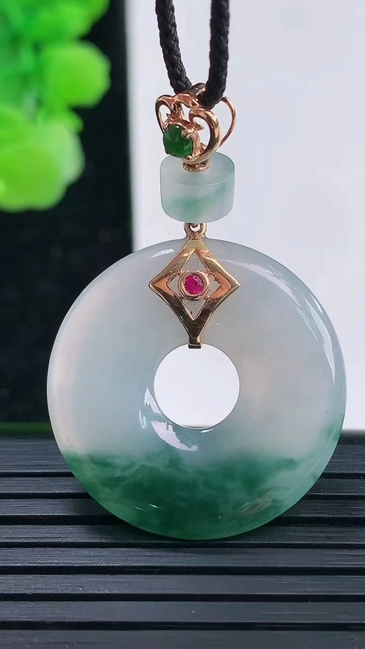 天然A货翡翠18K金飘花平安环吊坠尺寸25.8-3.5重量:5.85g
4月3日