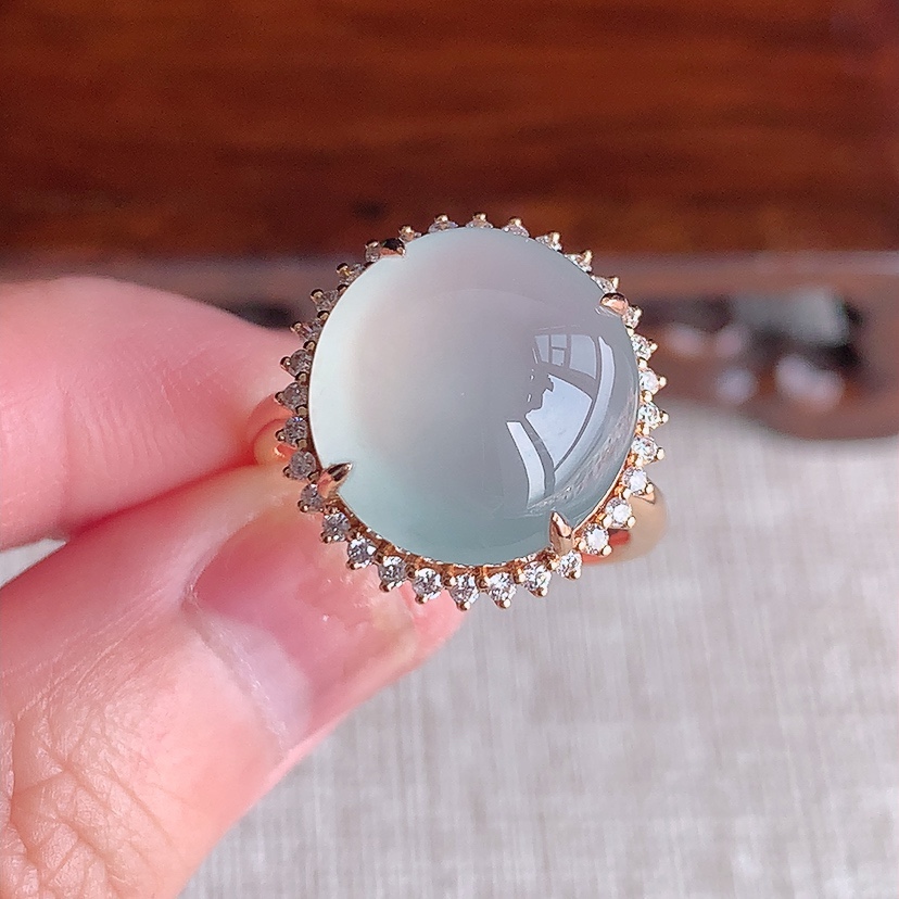 天然A货翡翠18K金伴钻镶嵌晴水蛋面戒指 圈口17.5裸石
尺寸14.4-13.4mm 重量5.93