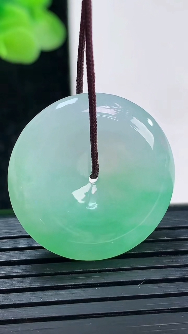 天然A货翡翠平安扣吊坠尺寸25.6-6重量:8.06g
4月3日