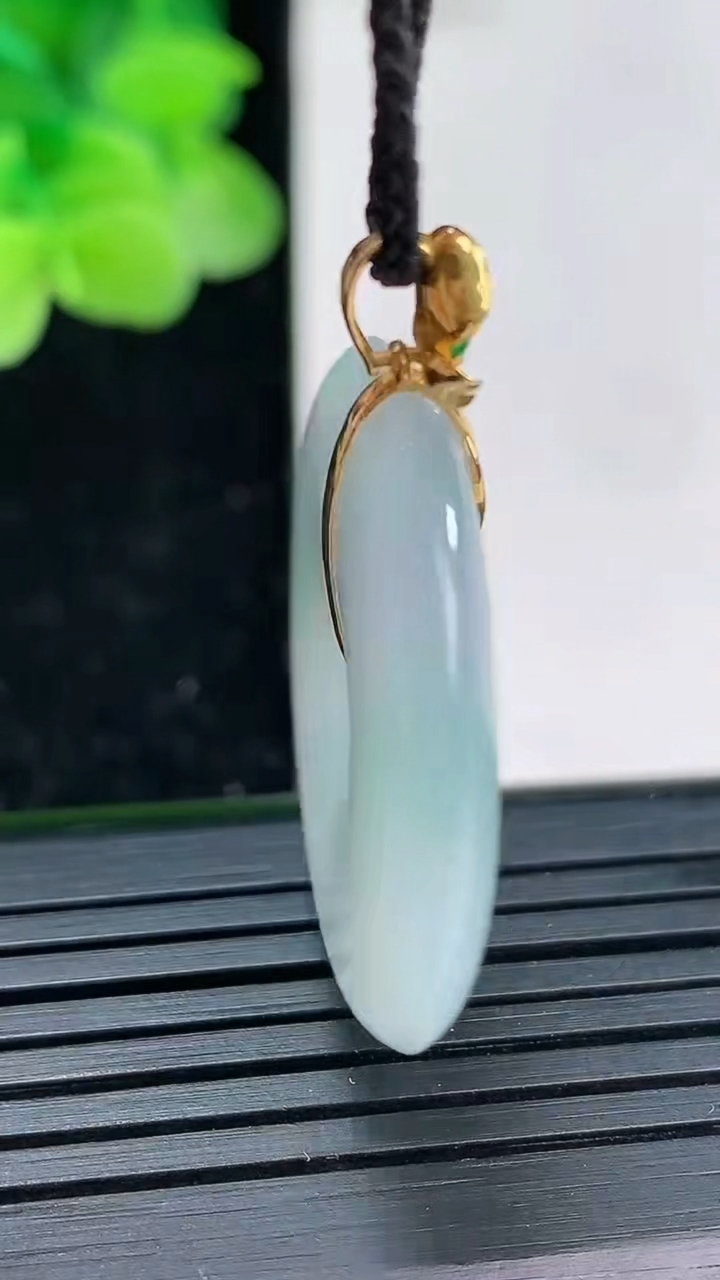 天然A货翡翠平安扣吊坠尺寸29.4-5重量:10.08g
4月3日