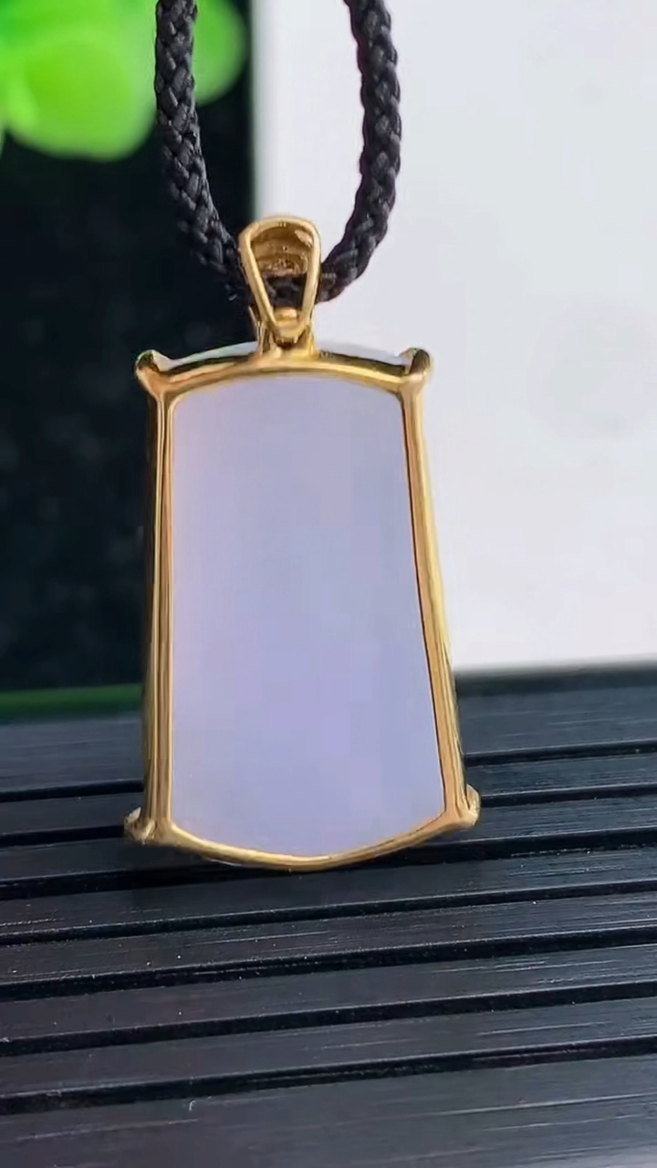 天然A货翡翠18K金紫罗兰无事牌吊坠尺寸21.5-13.3-5.7重量:4.11g
4月3日