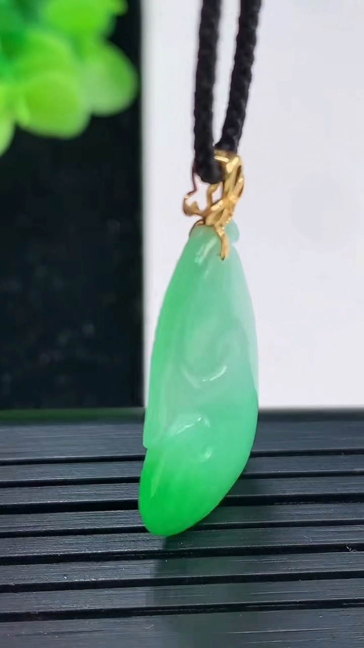 天然A货翡翠如意吊坠尺寸27.1-16.5-5.2重量:4.32g
4月3日