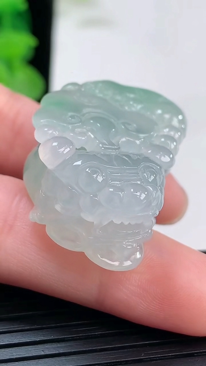 天然A货翡翠貔貅吊坠尺寸38.6-22.4-12.7重量:23.54g
4月3日