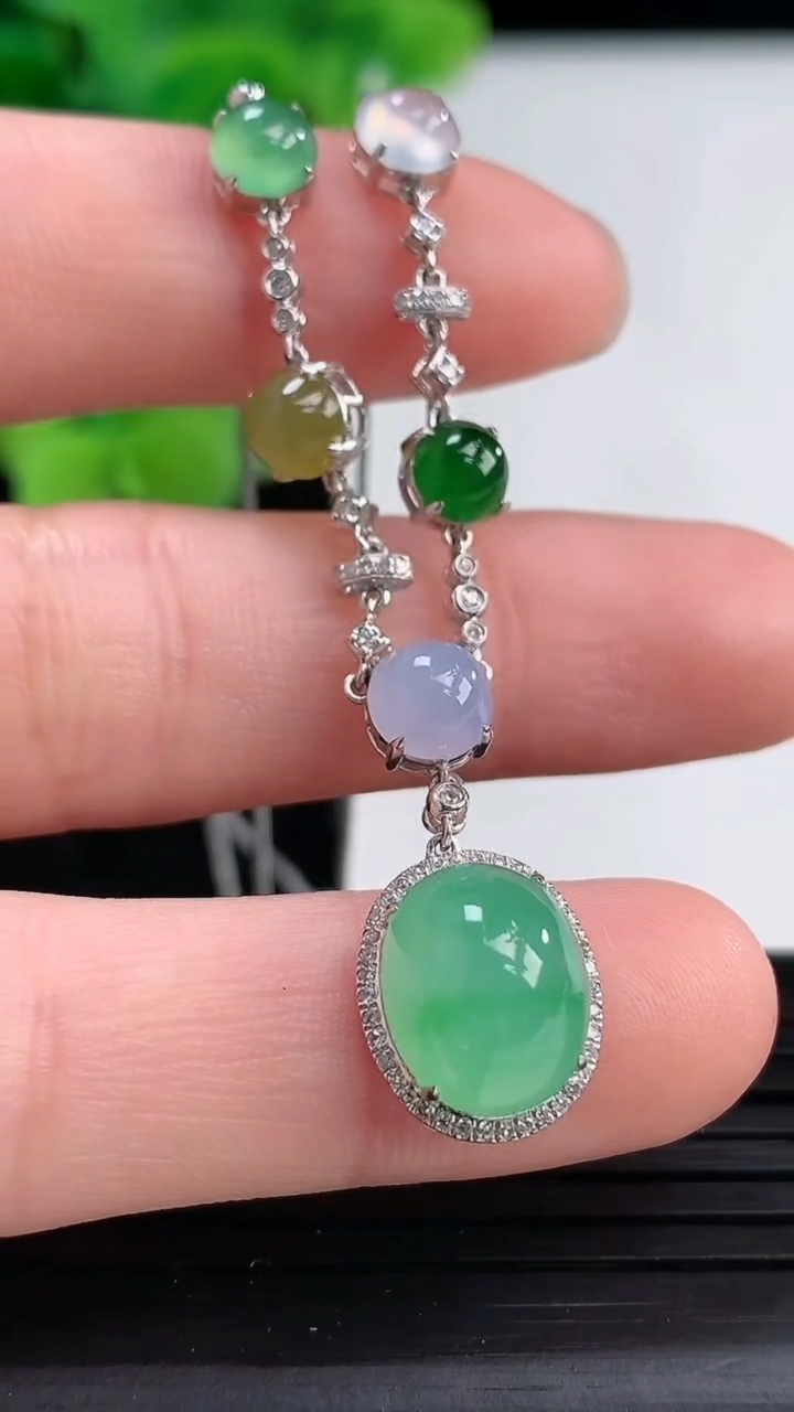 天然A货翡翠蛋面吊坠尺寸12.4-10.3-8.7裸石10.5-8.2重量:5.45g
4月3日