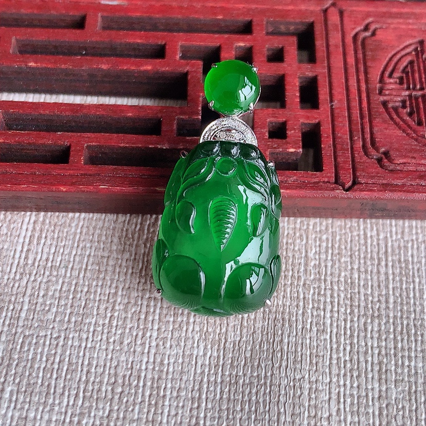 天然A货翡翠18K金伴钻镶嵌满绿招财貔貅吊坠 
尺寸31.2-21-15.3-9.8mm 重量4.53g 0331