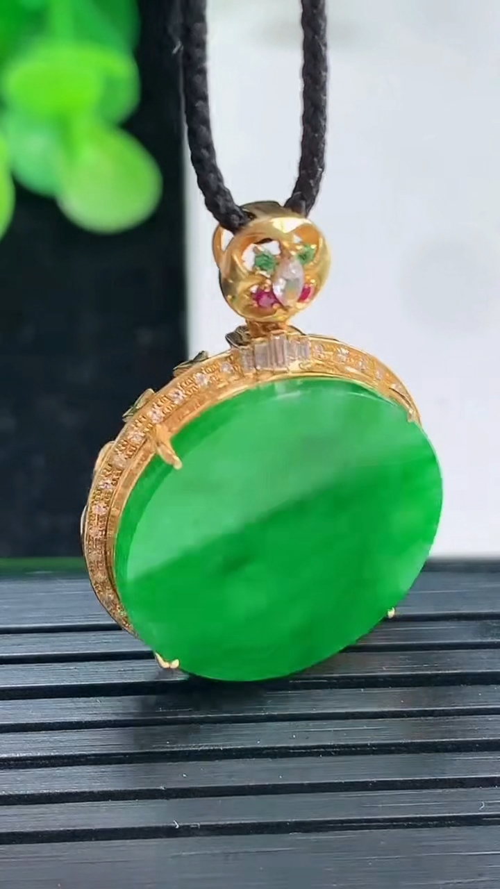 天然A货翡翠无事牌吊坠尺寸29.2-22-6.9裸石19.9重量:4.96g
4月3日