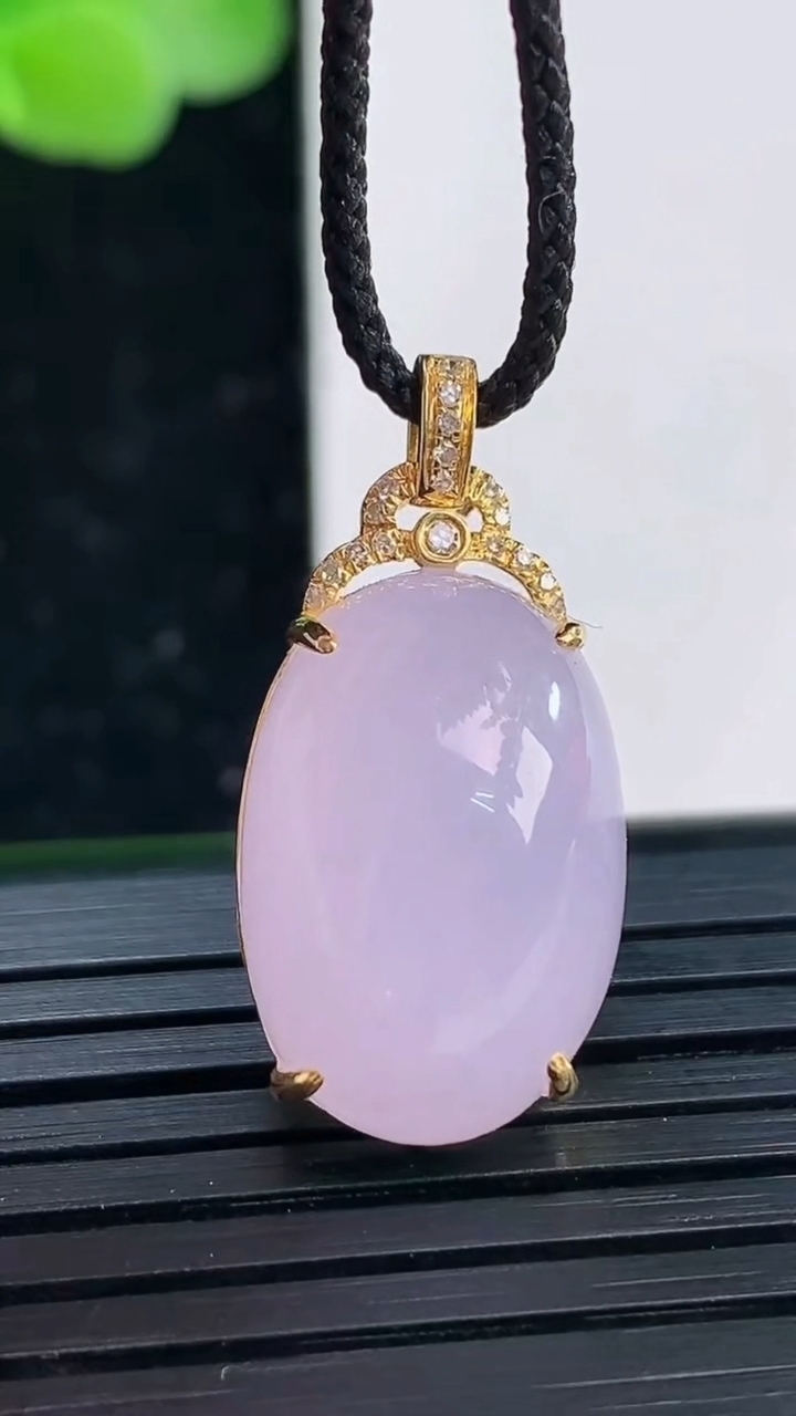 天然A货翡翠18K金紫罗兰蛋面吊坠尺寸25.5-18.3-12.4-9.3重量:4.31g
4月3日