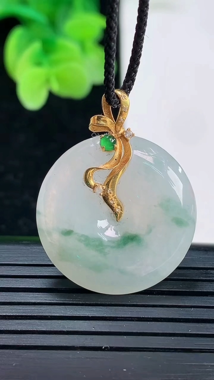 天然A货翡翠18K金飘花平安扣吊坠尺寸24.4-5重量:6.61g
4月3日