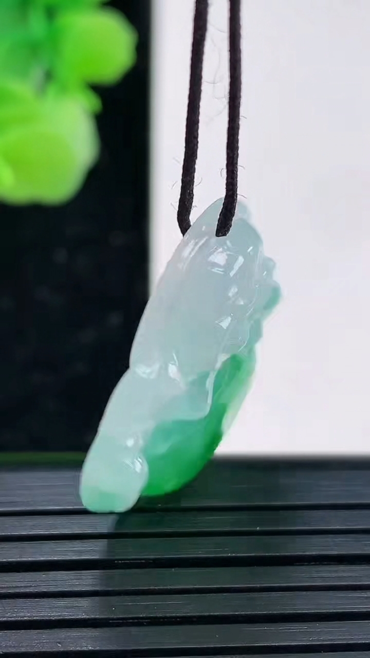 天然A货翡翠佛公吊坠尺寸25-27.1-5.5重量:5.92g
4月3日