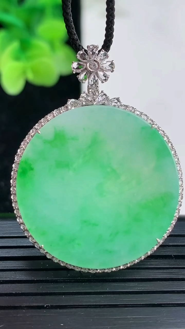 天然A货翡翠无事牌吊坠尺寸40.9-31.4-5.3裸石28.5重量:7.51g
4月3日