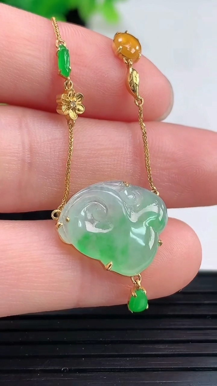 天然A货翡翠如意头吊坠尺寸14.2-16.7-3重量:2.76g
4月3日