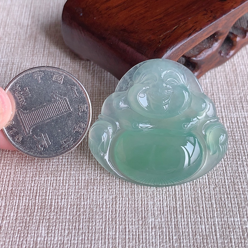 天然A货翡翠晴水大件佛公吊坠 
尺寸34.6-37.5-6mm 重量12.20g 0331