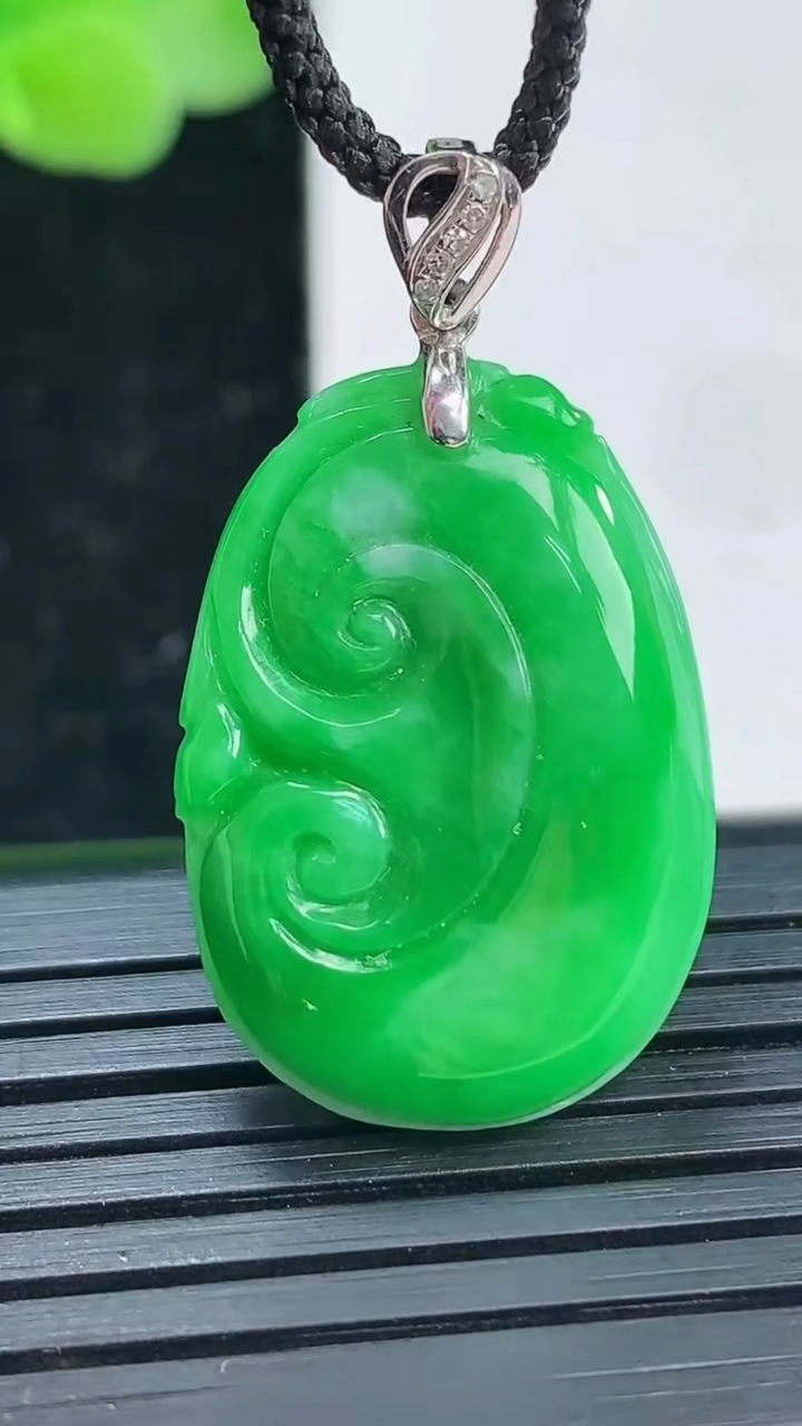 天然A货翡翠如意吊坠尺寸25.3-17.4-4.9重量:4.55g
4月3日