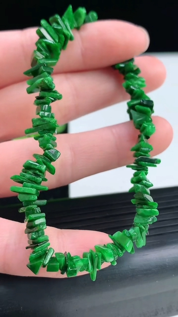 天然A货翡翠原石手串尺寸5.7-3.3-1.2重量:9.84g4月3日
工厂直销收藏佳品,种好水足，色泽均匀，有种有色，上手高大气！