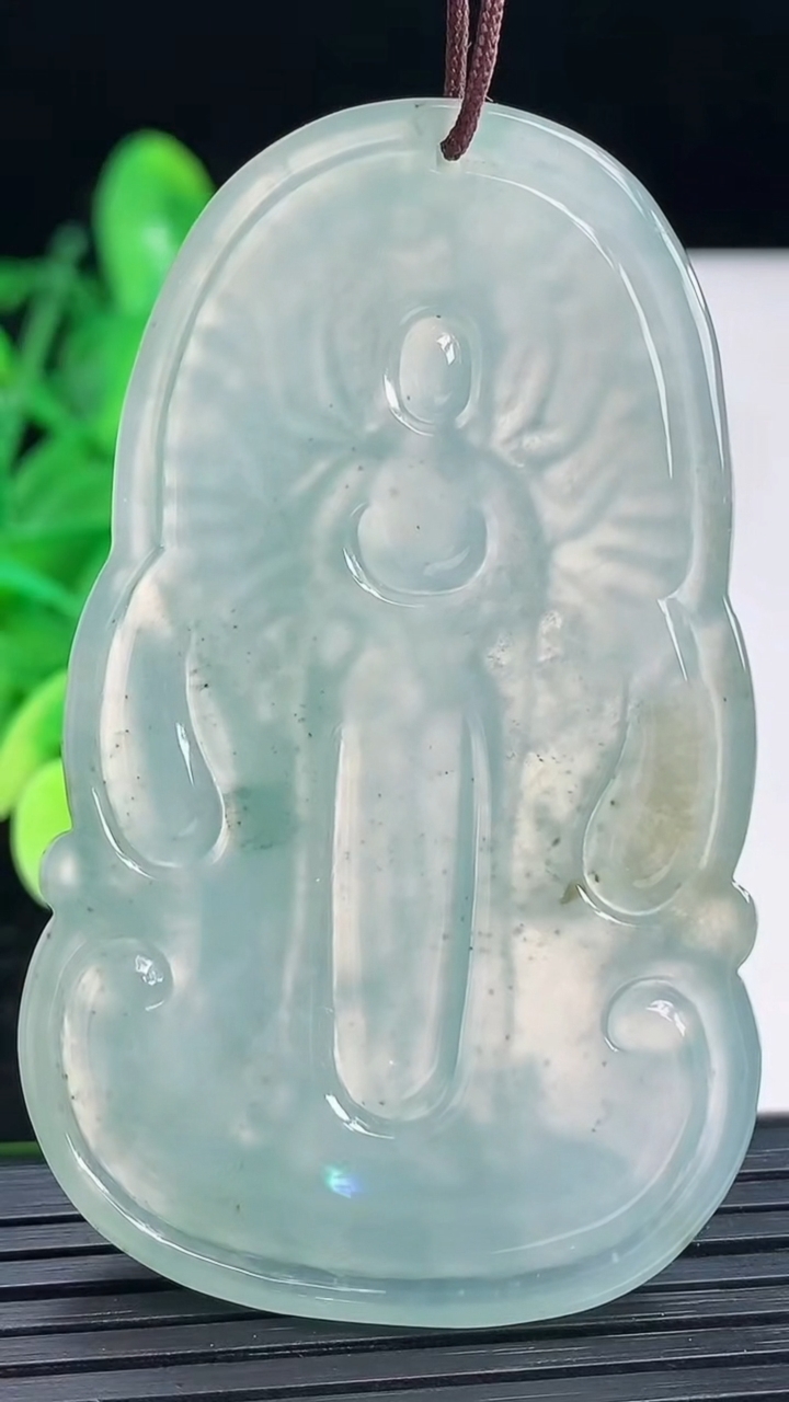 天然A货翡翠种飘花千手观音吊坠尺寸60.9-37.4-4.5重量:26.30g
4月3日